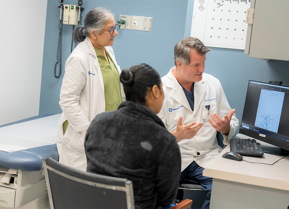physicans consulting with a patient.